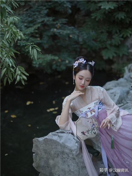 汉服女成人拍照姿势视频,成人拍照姿势视频教程解析