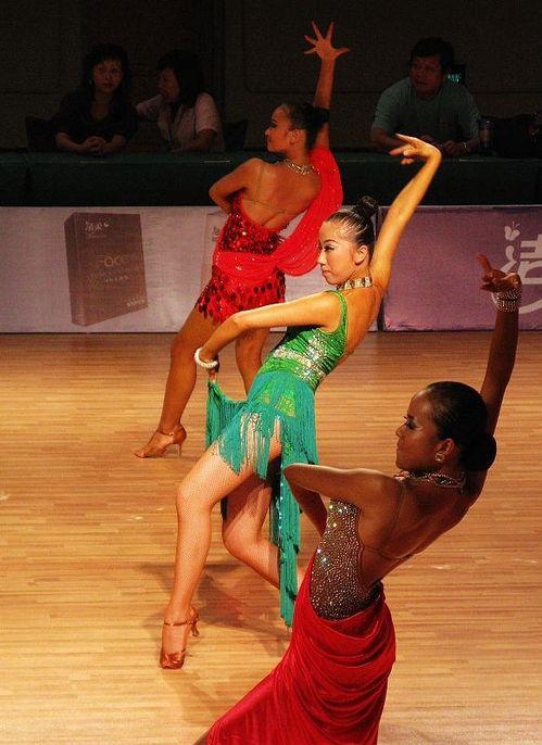 经典成人拉丁舞视频,激情四溢，舞动人生